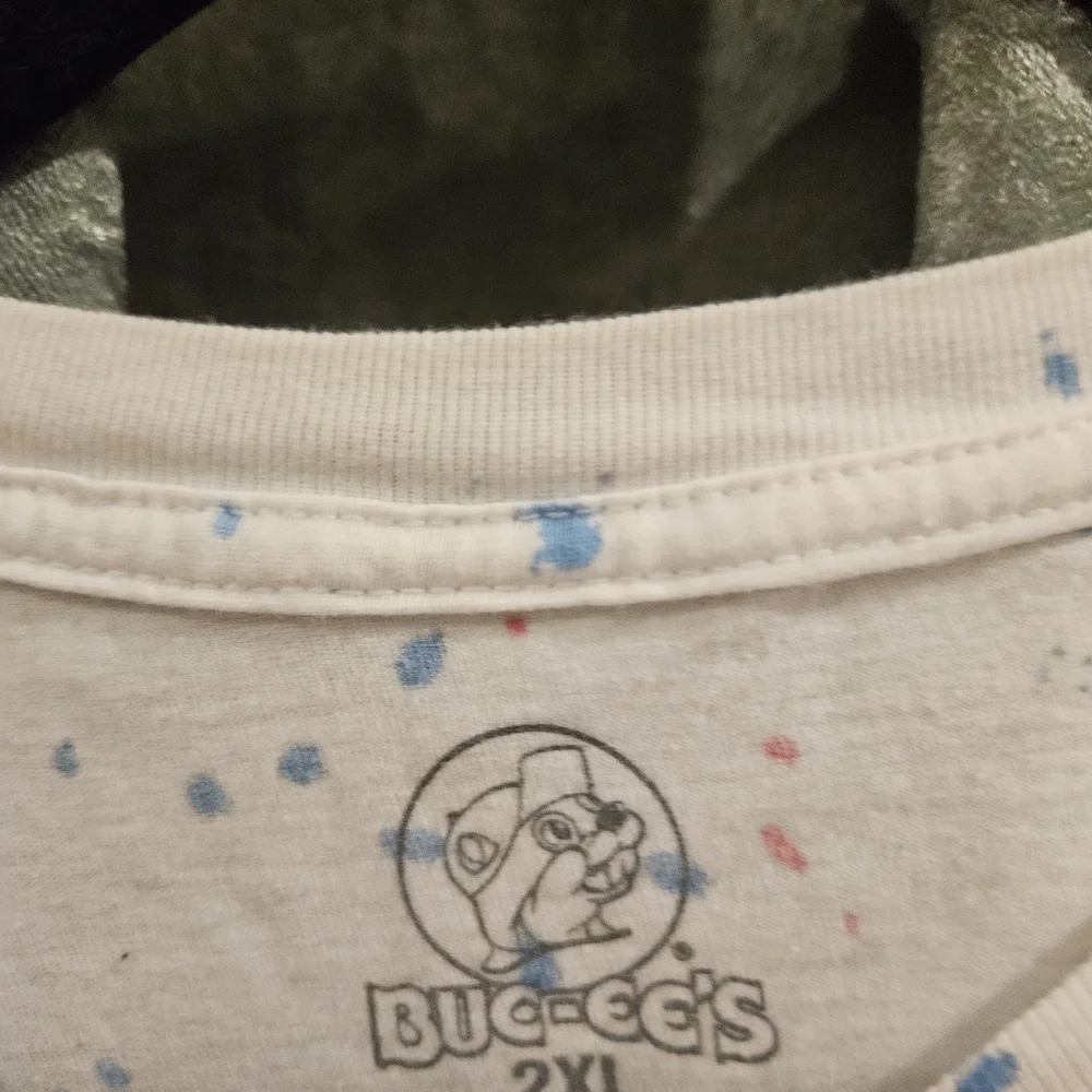 Buc-Ees Shirt With Patriotic Colors - Picture 2 of 3